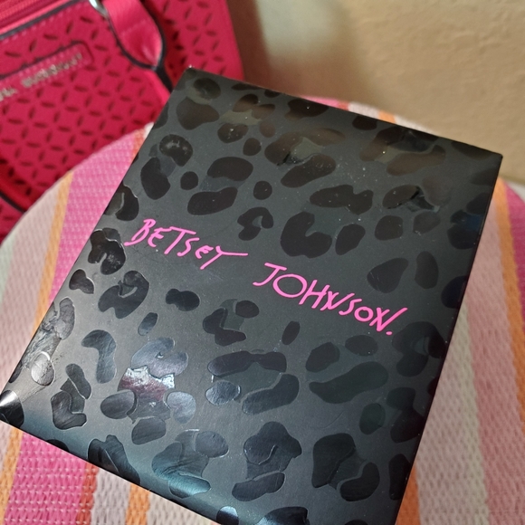 Betsey Johnson Rose Gold Tone Watch NiB - Picture 6 of 7